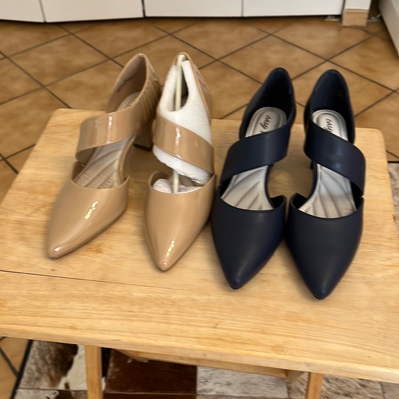 Two pair of shoes Easy Street  size 7. Navy blue and tan  new never been used - Picture 1 of 3